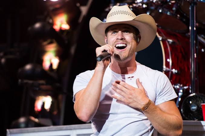 Audience at a Dustin Lynch concert