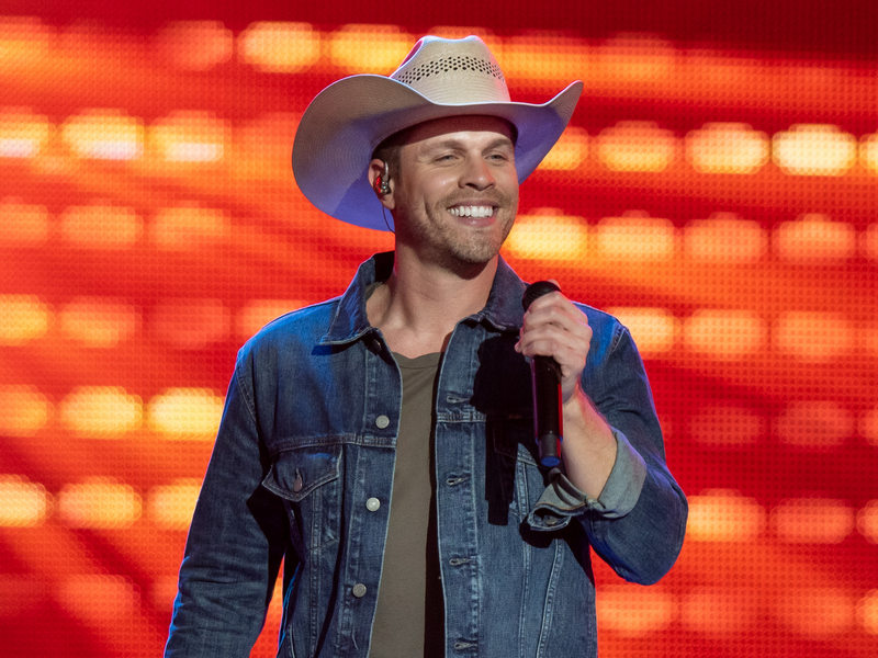 Dustin Lynch live performance
